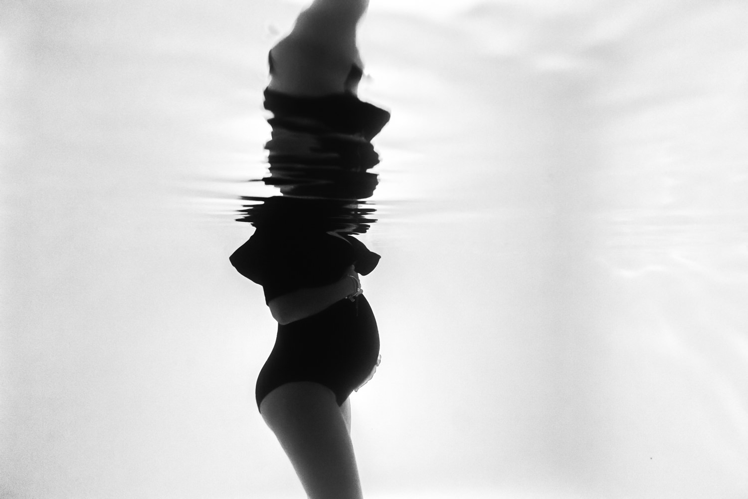 Photographe future maman dans l'eau