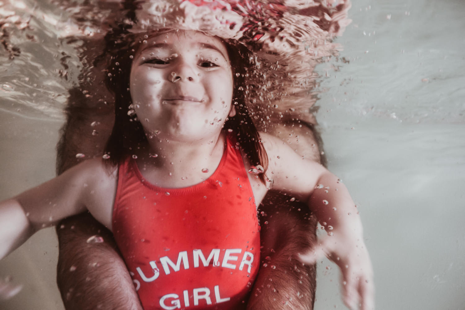 Photographe aquatique enfant à la piscine 